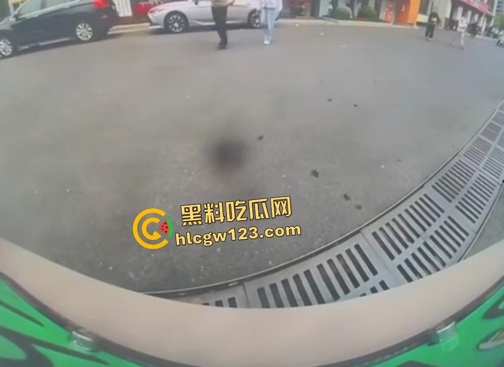 女司机宝马狂飙冲党群服务中心！看到这马路杀手谁还敢上路，猛撞柱子像是叛党？-8