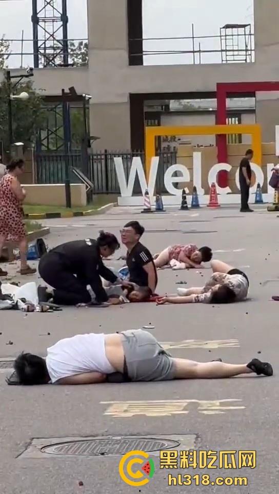 辽宁女司机大屠杀！把油门当刹车，在下班时间直接把一连把差不多5人团灭，现场哀鸿遍野！-5