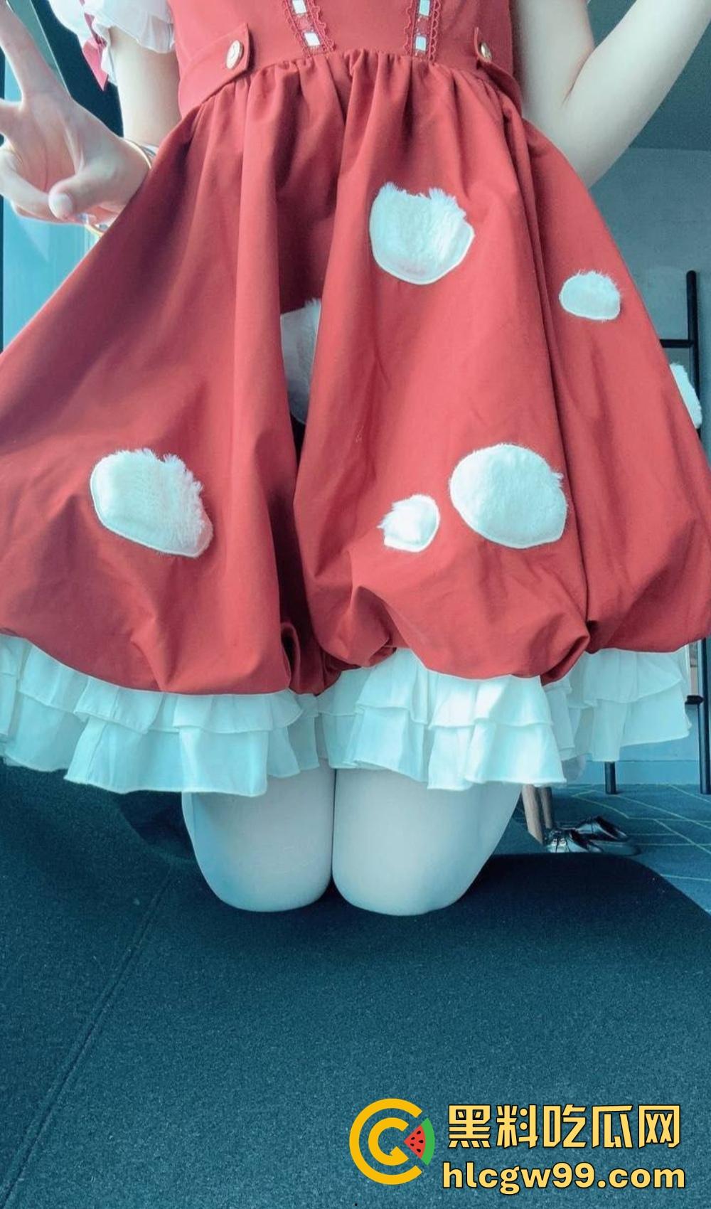 推特极品白虎福利姬『 百变萝莉 』，小母狗穿JK换装掰白虎逼狂舔跳蛋，掰粉嫩骚逼直播让主人射脸！-30