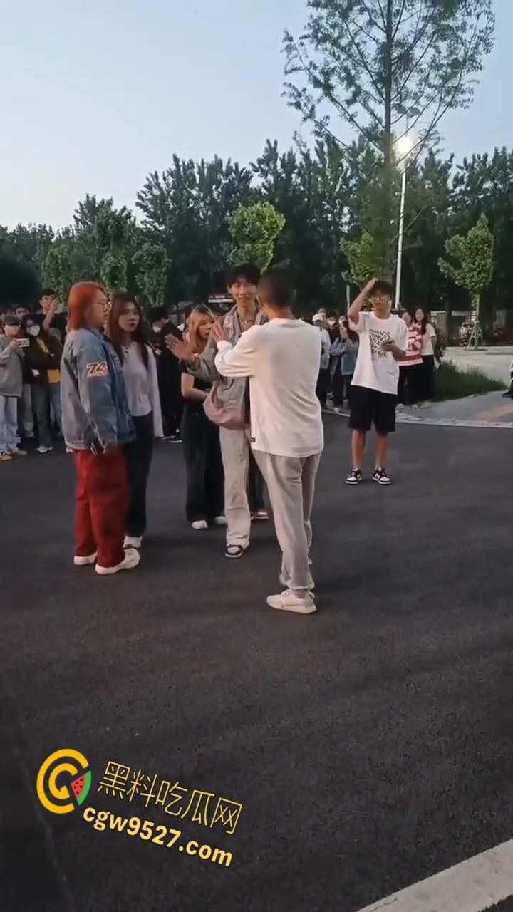 徐州工业大学女版罗志祥,时间管理大师一天跟三个男生约会,纯爱战士应声倒地,吃瓜群众都看呆了 !-4