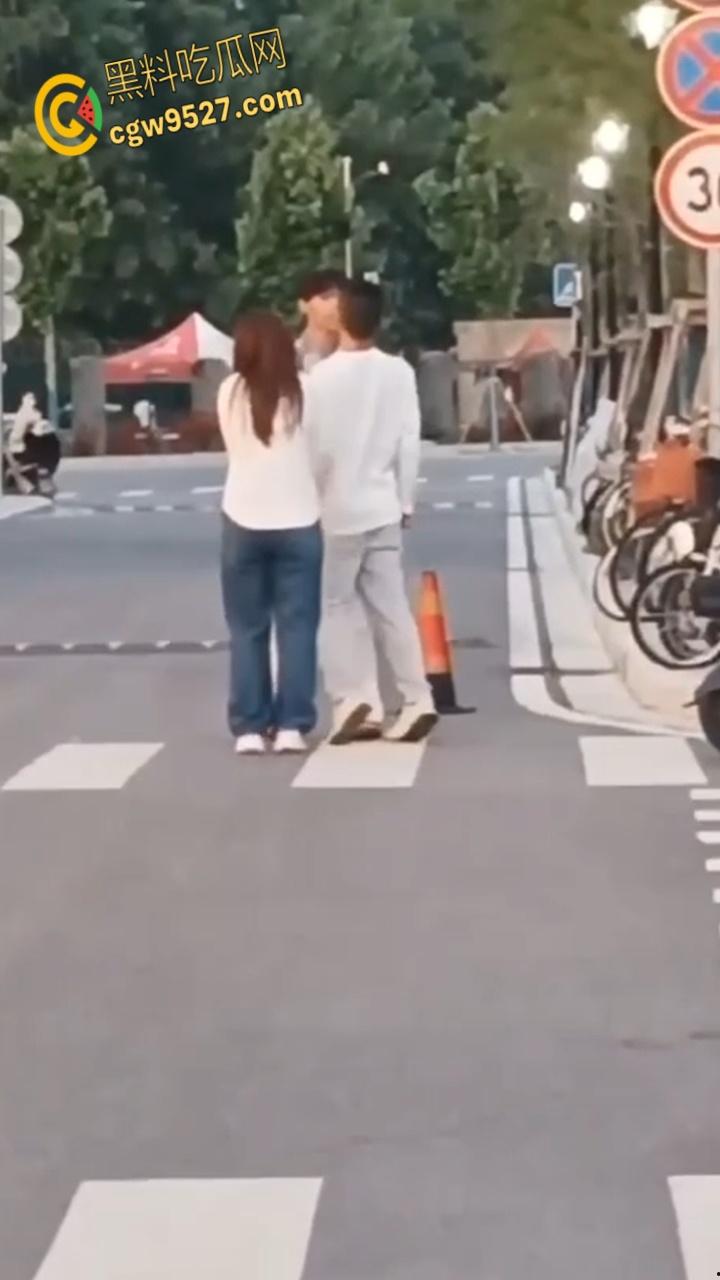 徐州工业大学女版罗志祥,时间管理大师一天跟三个男生约会,纯爱战士应声倒地,吃瓜群众都看呆了 !-5