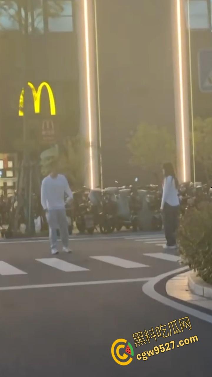 徐州工业大学女版罗志祥,时间管理大师一天跟三个男生约会,纯爱战士应声倒地,吃瓜群众都看呆了 !-6