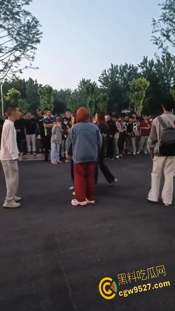 徐州工业大学女版罗志祥,时间管理大师一天跟三个男生约会,纯爱战士应声倒地,吃瓜群众都看呆了 !-7