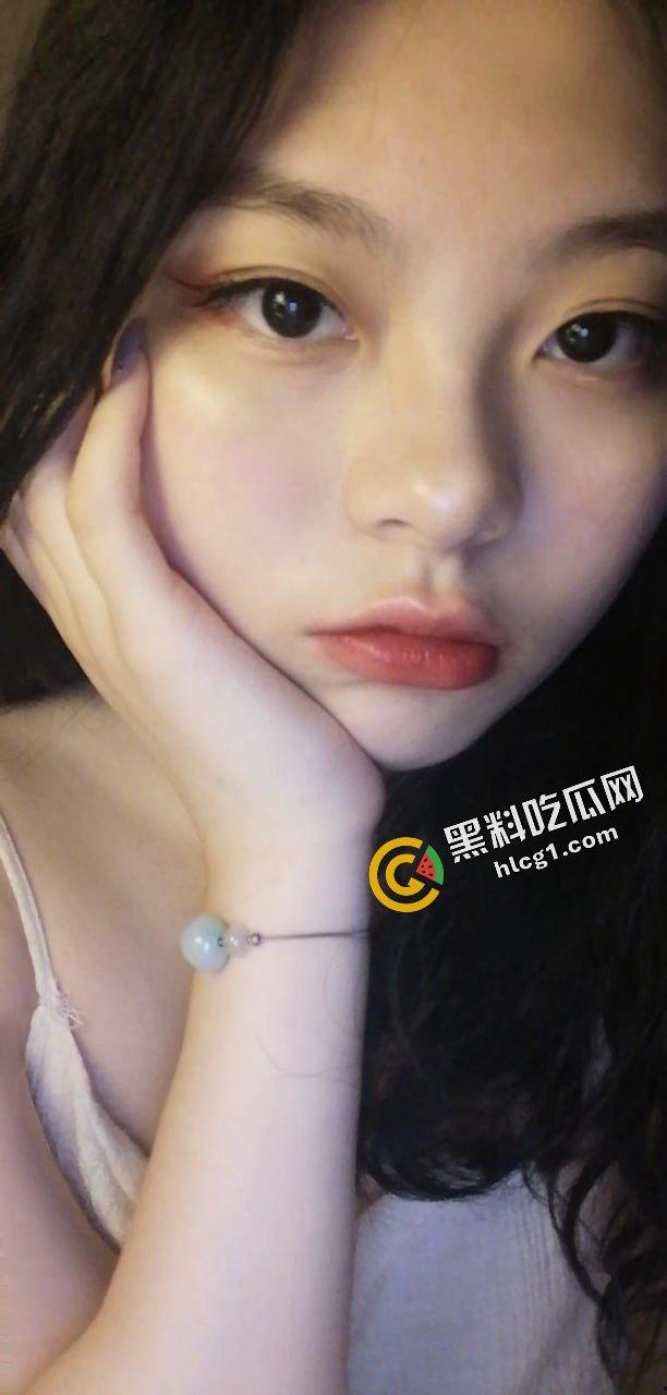 本科大学嫩妹学霸『黄佳』极品反差肉肉女友 操一回便爱上肉棒 居家学习也要操 自拍流出-2