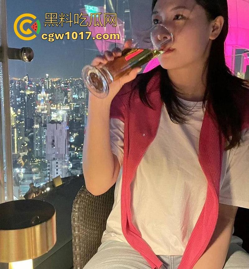 高颜值反差淫荡学生妹，约炮大屌猛男，露脸深喉吞大屌，榨干金主每一滴快感，引爆无尽快感！-3