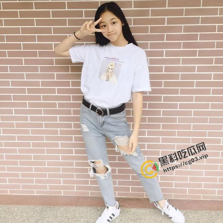 漂亮校花妹子被忽悠参加综艺选秀 一步步引导着把衣服给脱光了  年轻的肉体就是嫩啊！-5