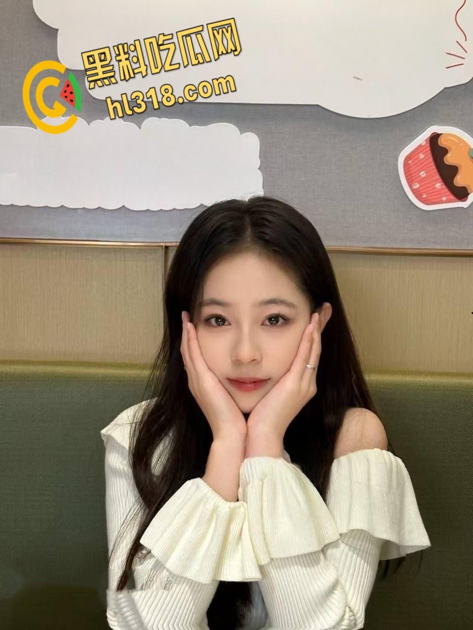 极品御姐【fabjous】,戴眼罩被男友全程录下,吃肉棒的样子太诱人,黑丝浴室被后入爆操 !-6