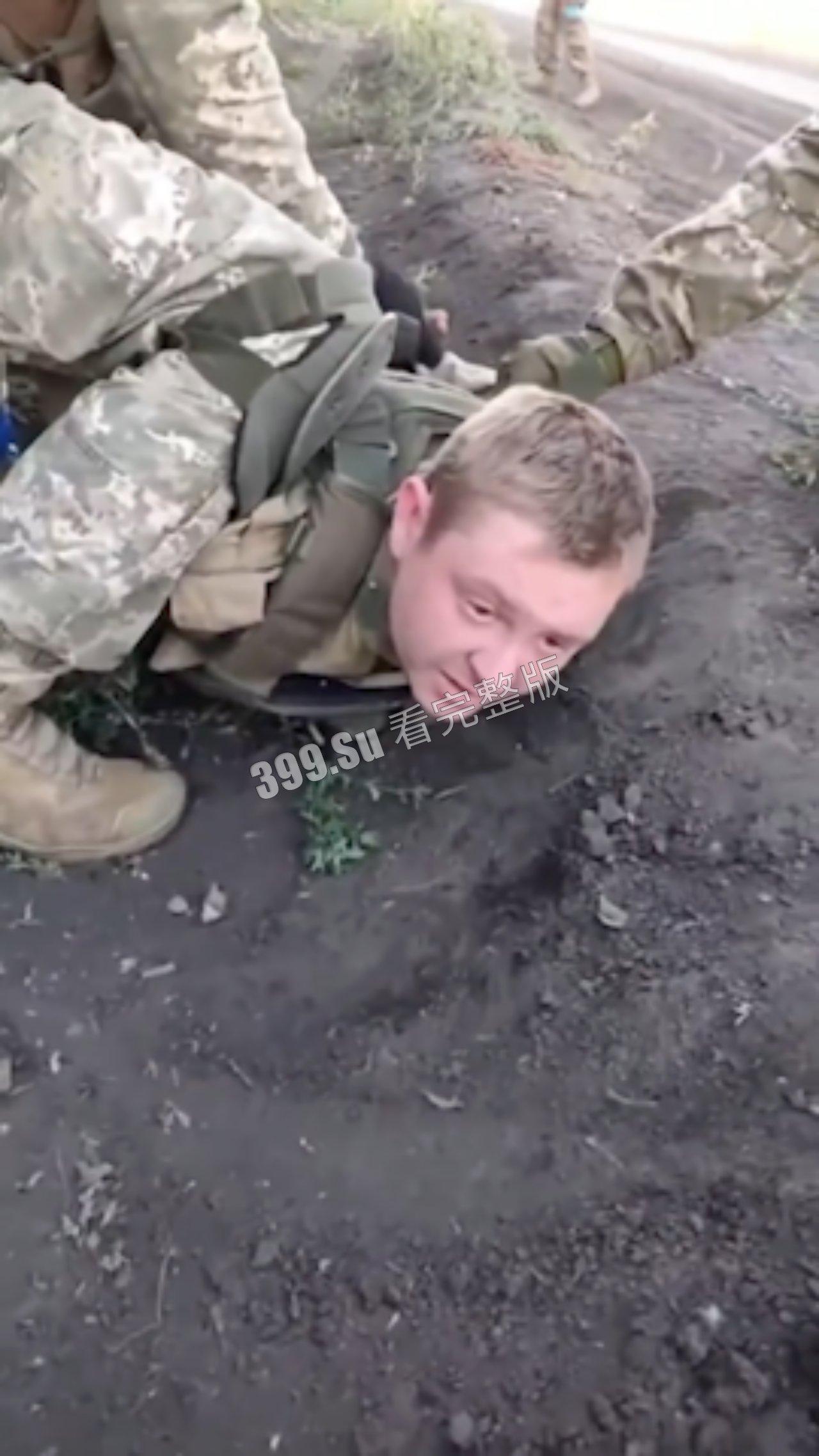 俄乌战争第一视角实录合集 现场只能用惨烈来形容 能留全尸的便算是幸运了 心理承受能力低的瓜友 勿点!!-6