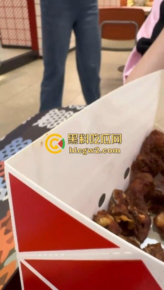 巾帼不让须眉！疯狂星期四吃个炸鸡，竟目睹两女打架，过肩摔动作猛得像摔跤比赛，V50还能免费看节目？-4