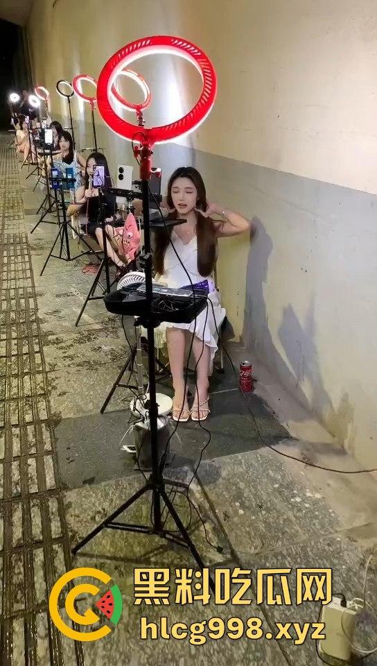 山西网红一条街！南州大桥下全是网红乞丐，美女挤满400多人，乞讨都成产业了！-4