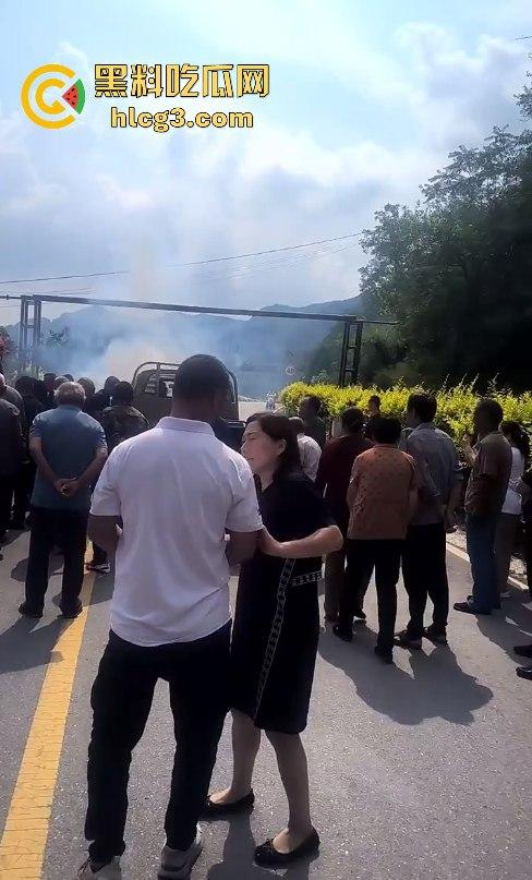 天下之大无奇不有啊!山西晋中抖音【果任儿】婆家人不给见孩子喝农药去世 丧礼办阴婚!-3