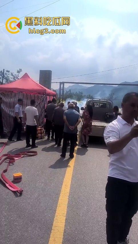 天下之大无奇不有啊!山西晋中抖音【果任儿】婆家人不给见孩子喝农药去世 丧礼办阴婚!-6