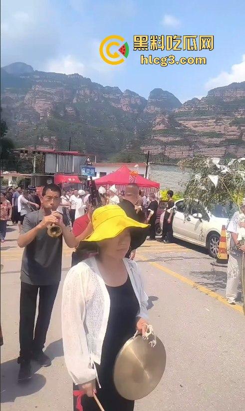 天下之大无奇不有啊!山西晋中抖音【果任儿】婆家人不给见孩子喝农药去世 丧礼办阴婚!-7