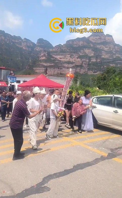 天下之大无奇不有啊!山西晋中抖音【果任儿】婆家人不给见孩子喝农药去世 丧礼办阴婚!-9