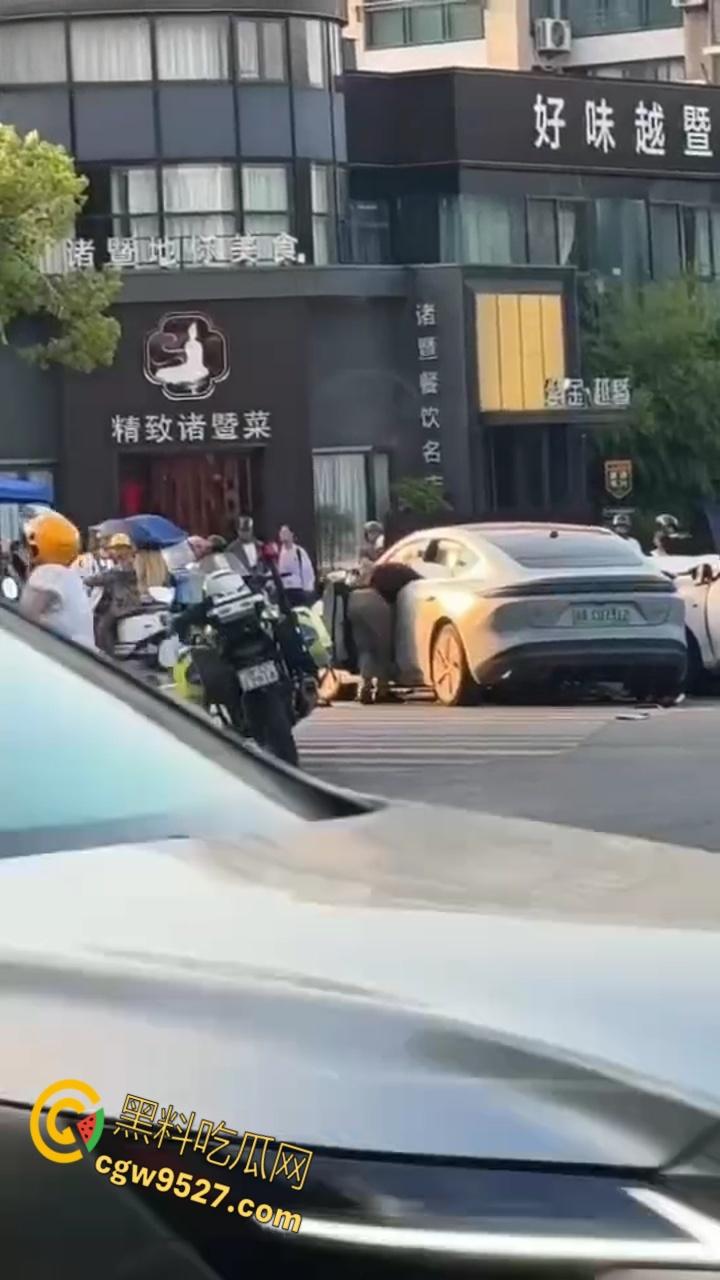 浙江绍兴发生严重车祸，一辆蔚来连撞多车，致一女子被爆头当场死亡，现场多人伤亡情况惨烈 !-8