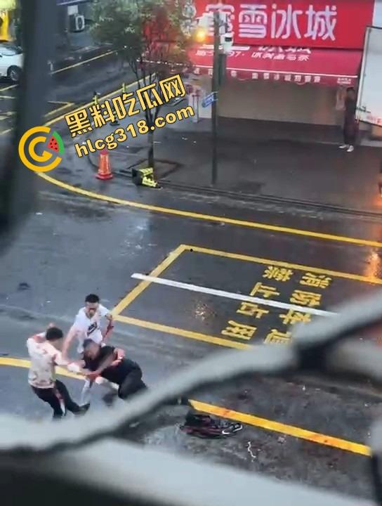 两人当街持刀互砍，地上都是血了还有热心大哥冲上去劝架，这不是劝架这是想加菜，刀都举起来了你上去干啥？-6