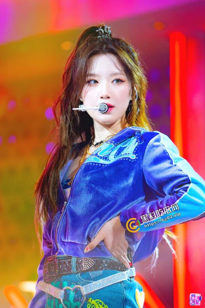 韩国女团 (G) I-DLE 台湾成员 叶舒华 露奶秀 跳舞时动作太大不慎漏点 现场表演真空上阵 褐色乳头小奶一览无余-3