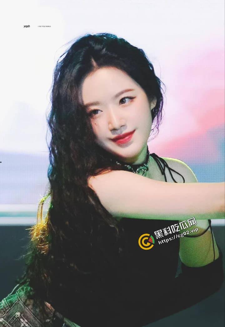 韩国女团 (G) I-DLE 台湾成员 叶舒华 露奶秀 跳舞时动作太大不慎漏点 现场表演真空上阵 褐色乳头小奶一览无余-5