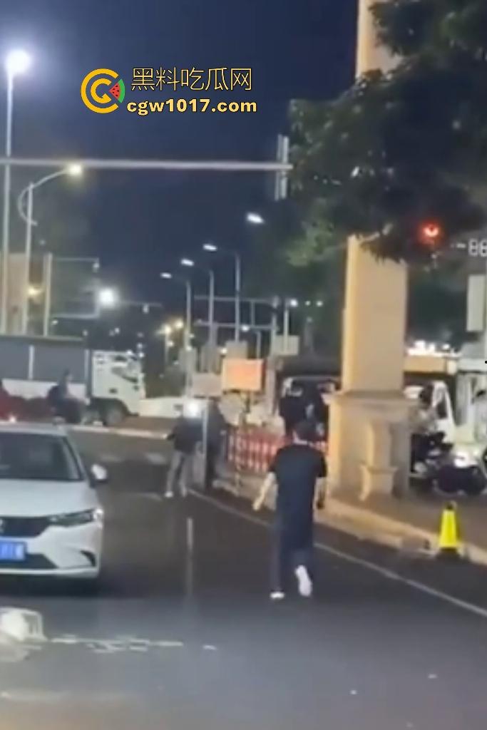 广东珠海黑衣疯狗握刀从保安亭砍翻VIVO店，红衣哥豹子般杀出过肩摔砸地骨裂砍刀飞十米，民警蜂拥铐走！-4