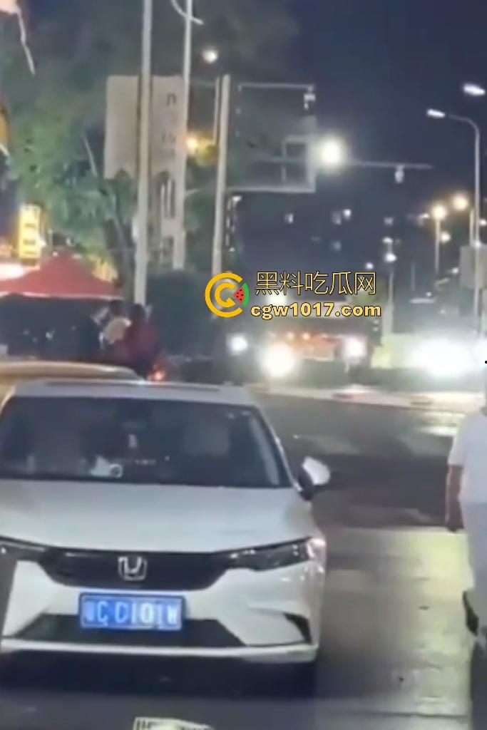 广东珠海黑衣疯狗握刀从保安亭砍翻VIVO店，红衣哥豹子般杀出过肩摔砸地骨裂砍刀飞十米，民警蜂拥铐走！-7