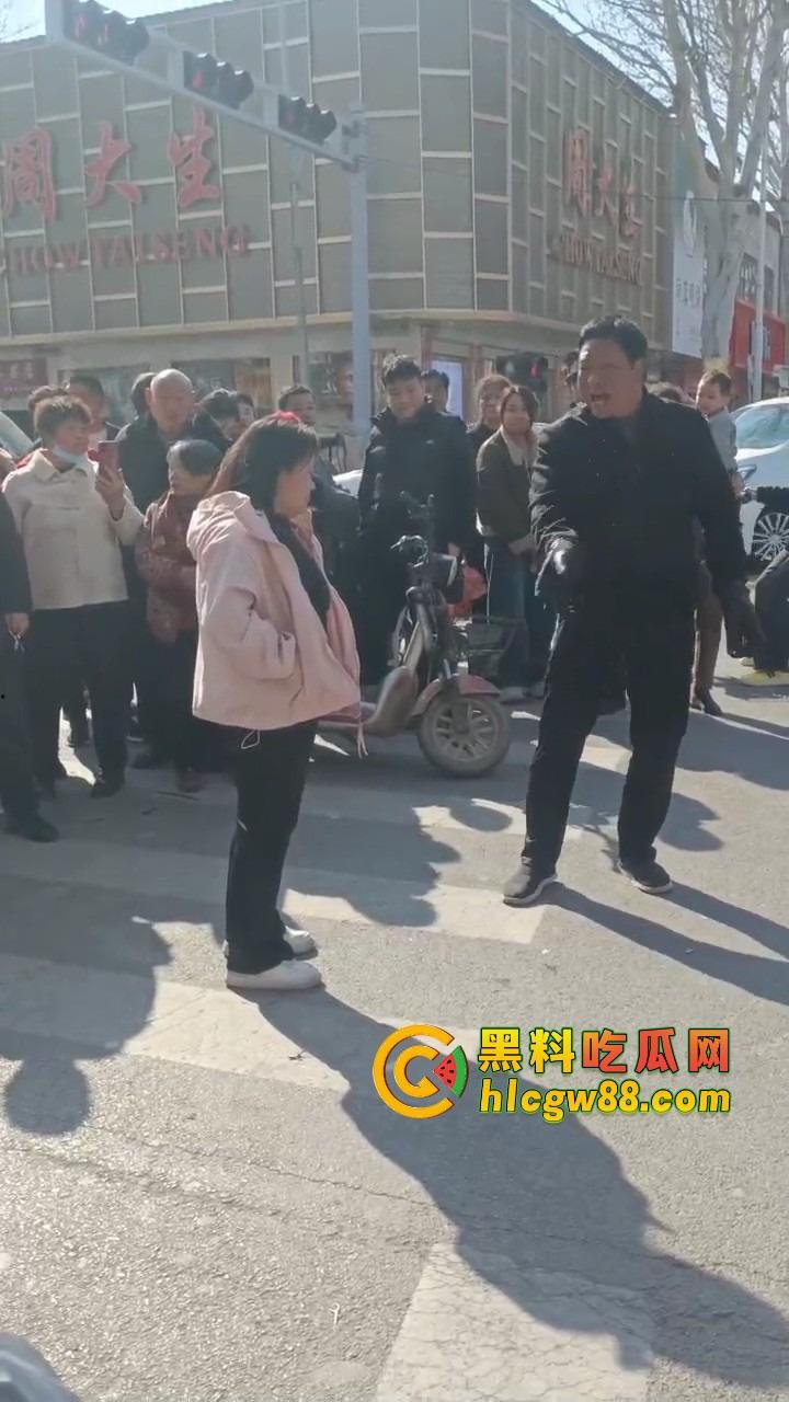 河北邯郸老实人媳妇在家聊骚撩汉，老公打工买套结果给别的男人用，气到街头崩溃大吼我真是笑话！-3