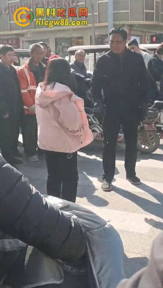 河北邯郸老实人媳妇在家聊骚撩汉，老公打工买套结果给别的男人用，气到街头崩溃大吼我真是笑话！-8