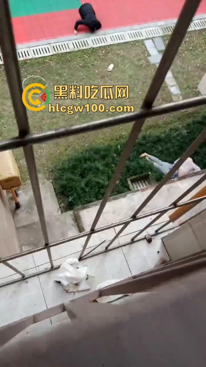 变态的妈 无能的爸 破碎的孩子 全家一起挂!上海闵行一家三口被逼跳楼 只因孩子没考100分?-8