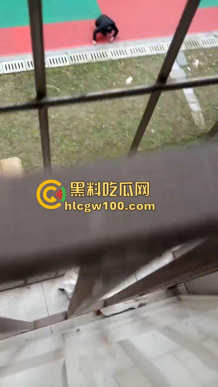 变态的妈 无能的爸 破碎的孩子 全家一起挂!上海闵行一家三口被逼跳楼 只因孩子没考100分?-9