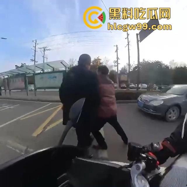 女骑士惨遭粗口boy暴风输出,过个马路直接破防,被街头国粹连招骂懵,全程高能输出不带重样!-5