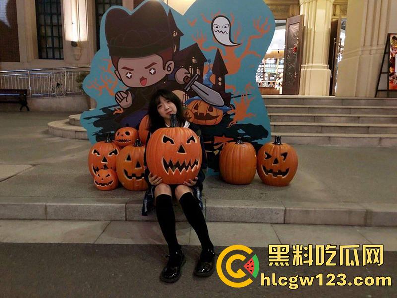 河南清纯嫩妹【陈欣彤】,贫乳反差JK学生妹,肌肤白嫩口活一流,和大叔酒店约炮视频流出!-1