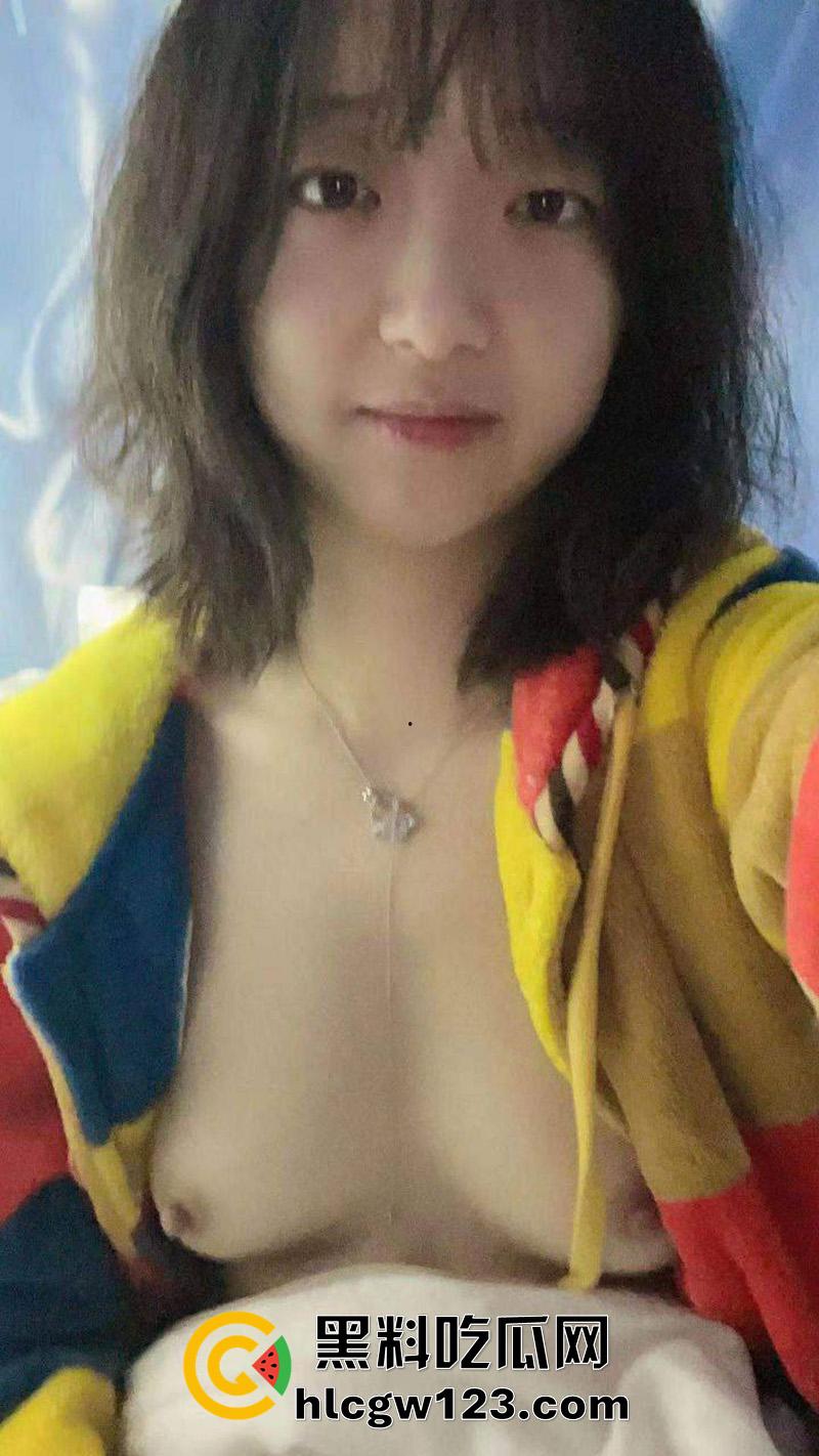 河南清纯嫩妹【陈欣彤】,贫乳反差JK学生妹,肌肤白嫩口活一流,和大叔酒店约炮视频流出!-5