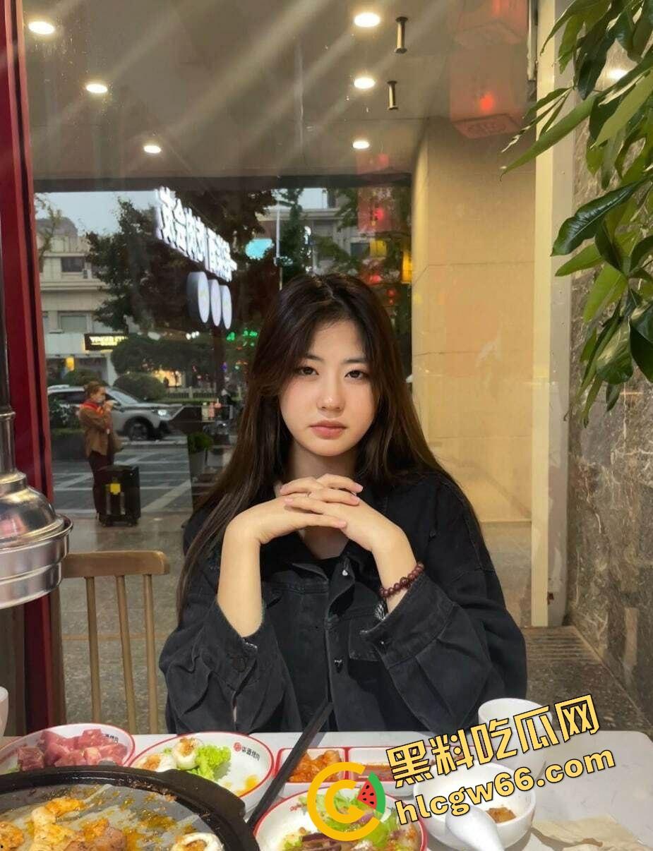 广州小区女儿的老师【黎秦羽】公园羽毛球勾搭成炮友，嗷嗷叫爽到内射，干她高潮两次腿软喷汁！-1