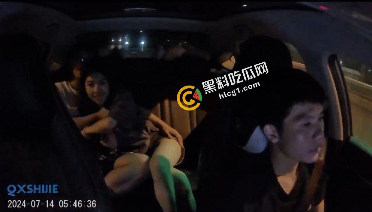 南京长途网约车司机载客 饥渴小情侣后排腻歪亲嘴口交 司机当做没看见 监控录像传出-1