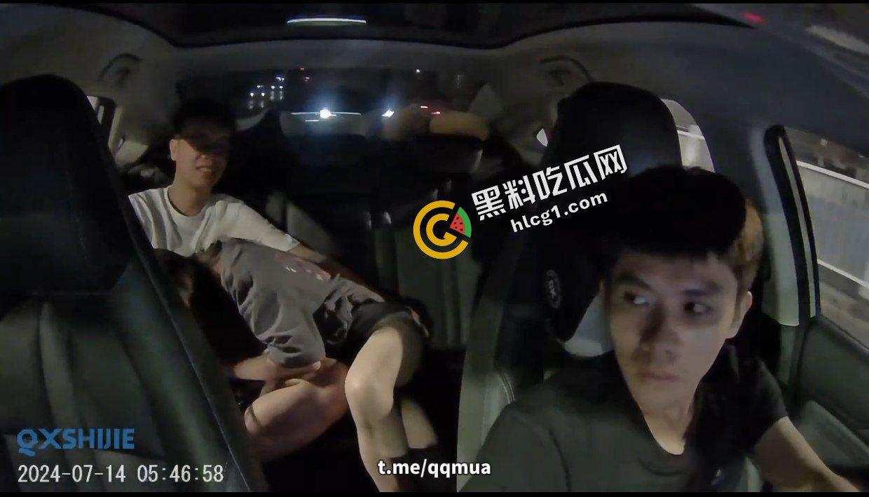 南京长途网约车司机载客 饥渴小情侣后排腻歪亲嘴口交 司机当做没看见 监控录像传出-2