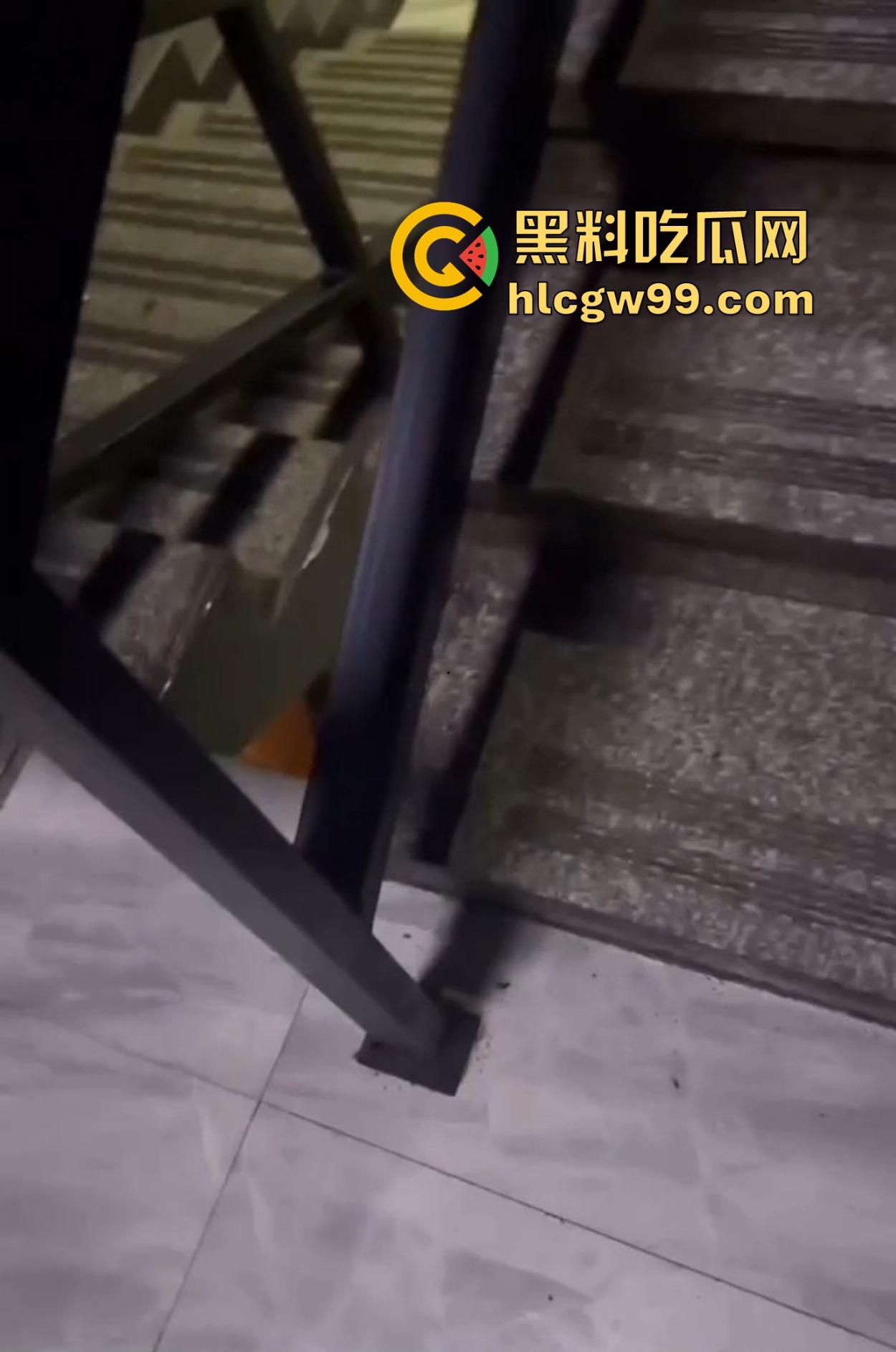 KTV地下室的阳痿现场，妹子全力助攻黑丝高跟架肩撸，少年望逼空流泪，撸了半小时弟弟却软得像根面条！-7