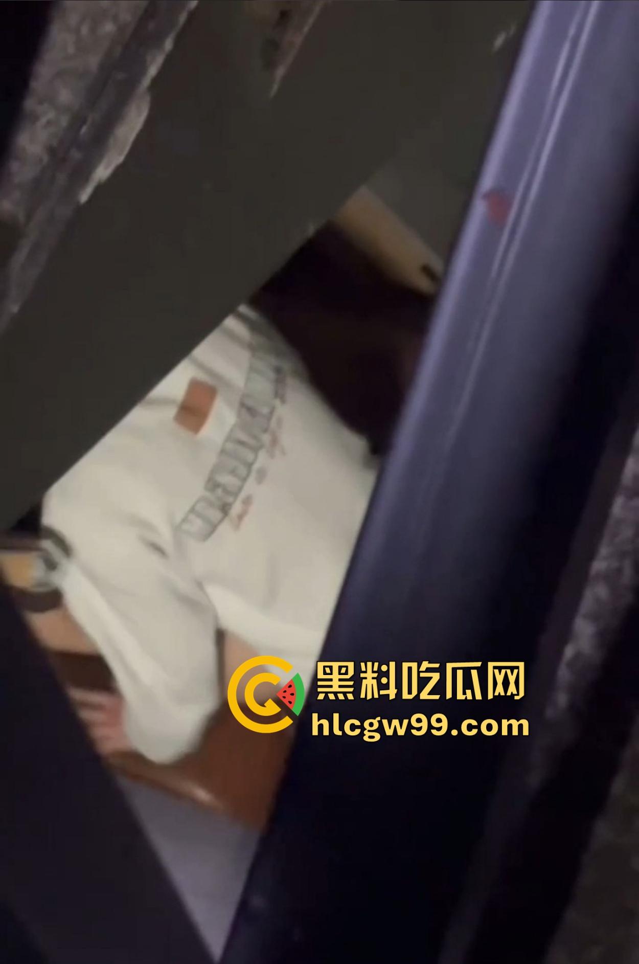 KTV地下室的阳痿现场，妹子全力助攻黑丝高跟架肩撸，少年望逼空流泪，撸了半小时弟弟却软得像根面条！-19