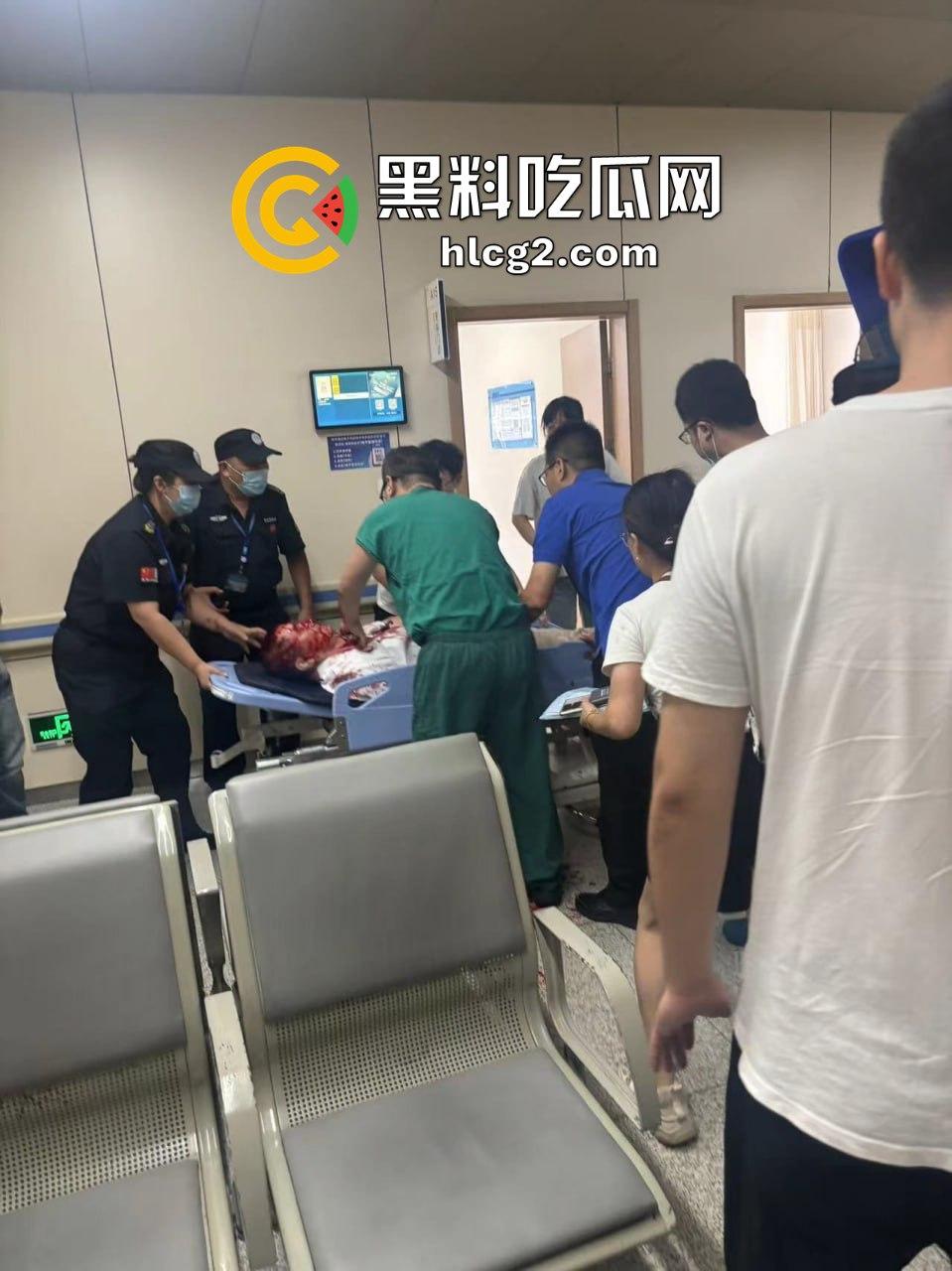 温州杀医案！完整始末！医生李晟被报复的患者家属认错人误砍伤  路人多角度拍摄完整过程！行凶者负罪跳楼自杀！-9