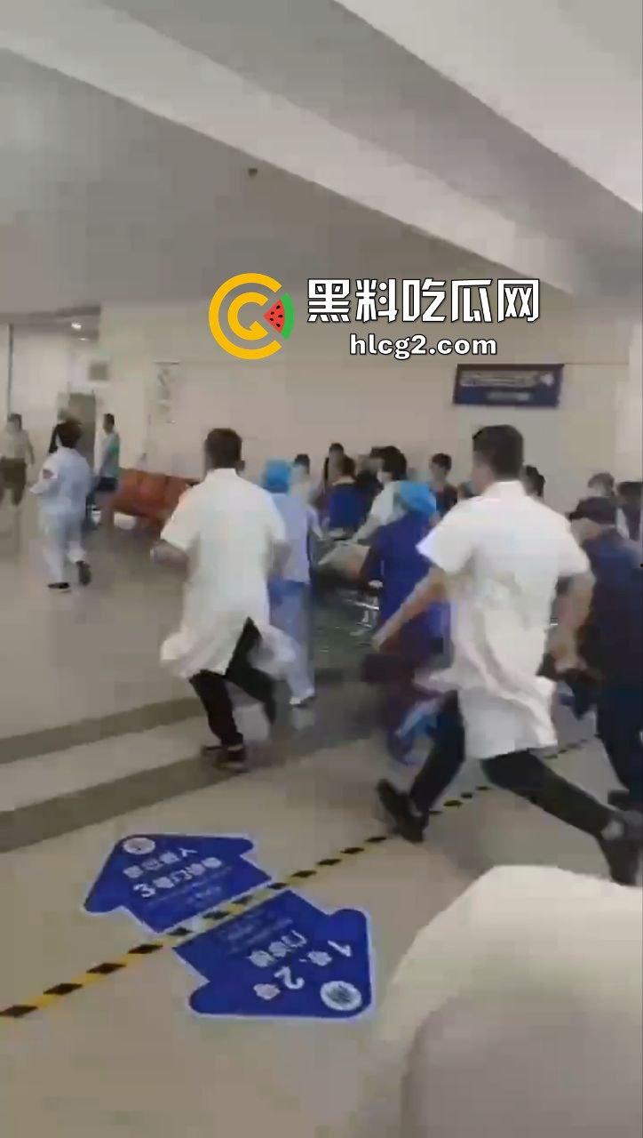 温州杀医案！完整始末！医生李晟被报复的患者家属认错人误砍伤  路人多角度拍摄完整过程！行凶者负罪跳楼自杀！-10