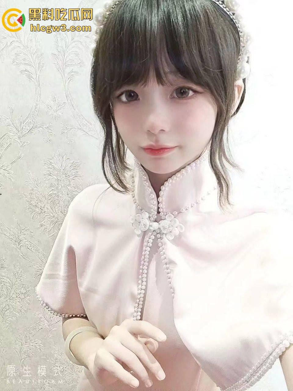 推特极品JK萝莉妹『斜眼龙王』裸拍福利流出 宿舍戴项圈比耶吐舌 这颜值清纯却骚到爆 删号退圈已绝版!-11