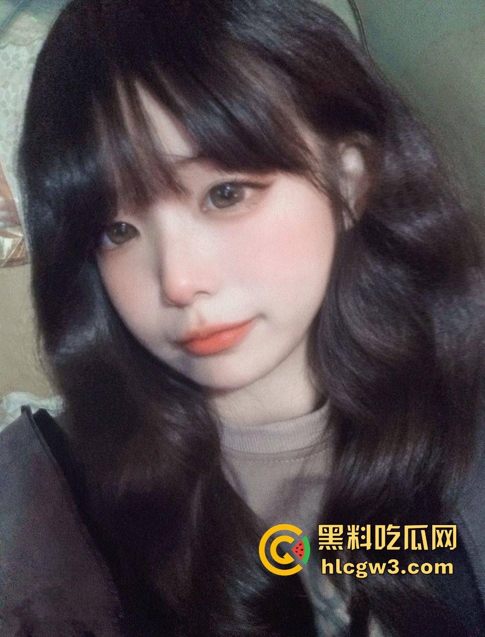 推特极品JK萝莉妹『斜眼龙王』裸拍福利流出 宿舍戴项圈比耶吐舌 这颜值清纯却骚到爆 删号退圈已绝版!-17