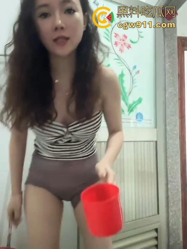 重口颜值少妇,为求流量直播喝自己的尿,骚逼母狗还喝的津津有味, 感觉问题不大!-1