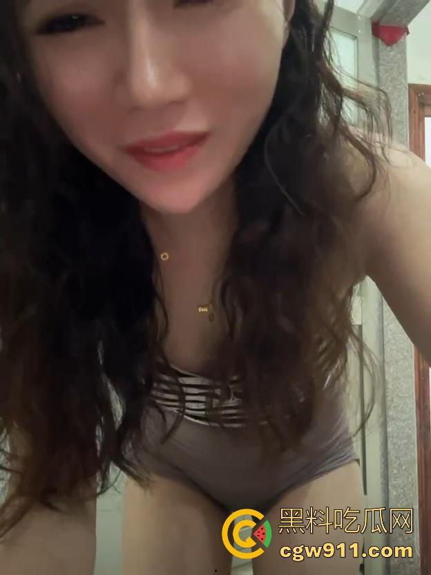 重口颜值少妇,为求流量直播喝自己的尿,骚逼母狗还喝的津津有味, 感觉问题不大!-8