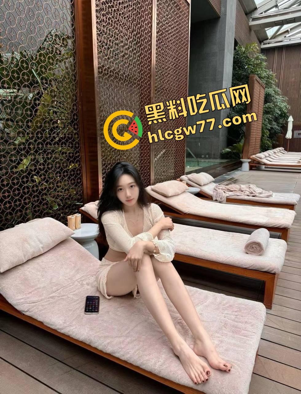 富哥牵着小骚逼逛商场,你见过鲍鱼一路滴到厕所的吗?这骚逼被干得连扶手都抓不住了!-3