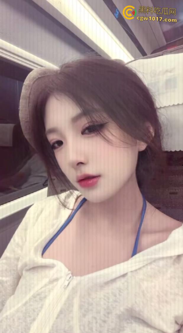 反差婊背着男朋友约炮,一边在soul给陌生人撩骚,一边跪在地上口交舔屁眼,淫荡对白超级刺激 !-1