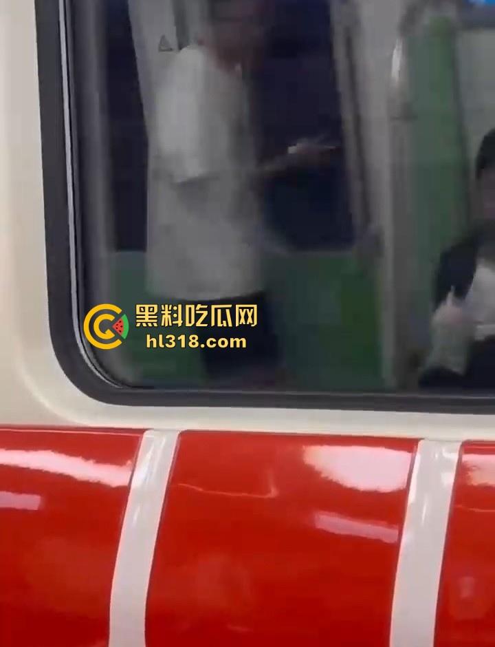 地铁手冲哥伪装独臂残疾人，正大光明打飞机，古有杨过断臂带大雕，今有小伙断臂撸大屌！-4