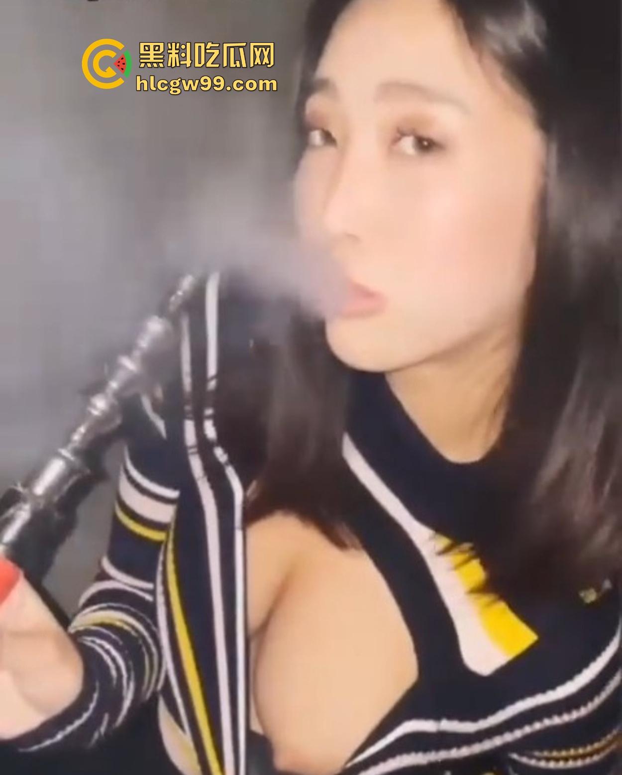 英国留学生姐妹花双飞老外性爱录像曝光,吸嗨后大街拉人到酒店,求着老外洋屌颜射,还舔的干干净净!-2