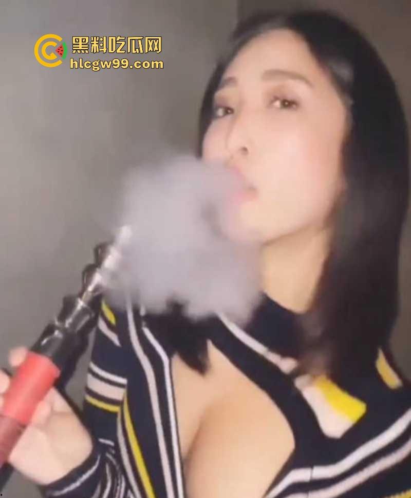 英国留学生姐妹花双飞老外性爱录像曝光,吸嗨后大街拉人到酒店,求着老外洋屌颜射,还舔的干干净净!-3