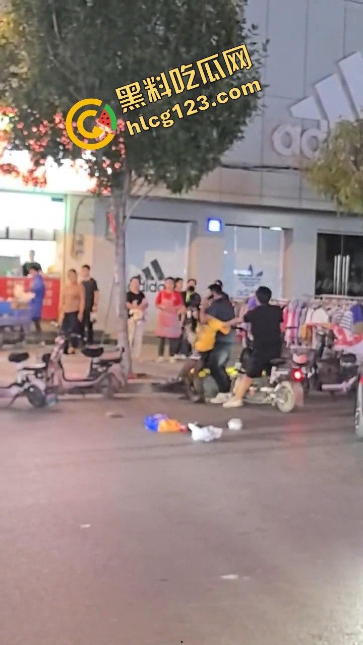 江西某步行街,父亲发现女儿出去鬼混当场跟精神小伙拉扯起来-10