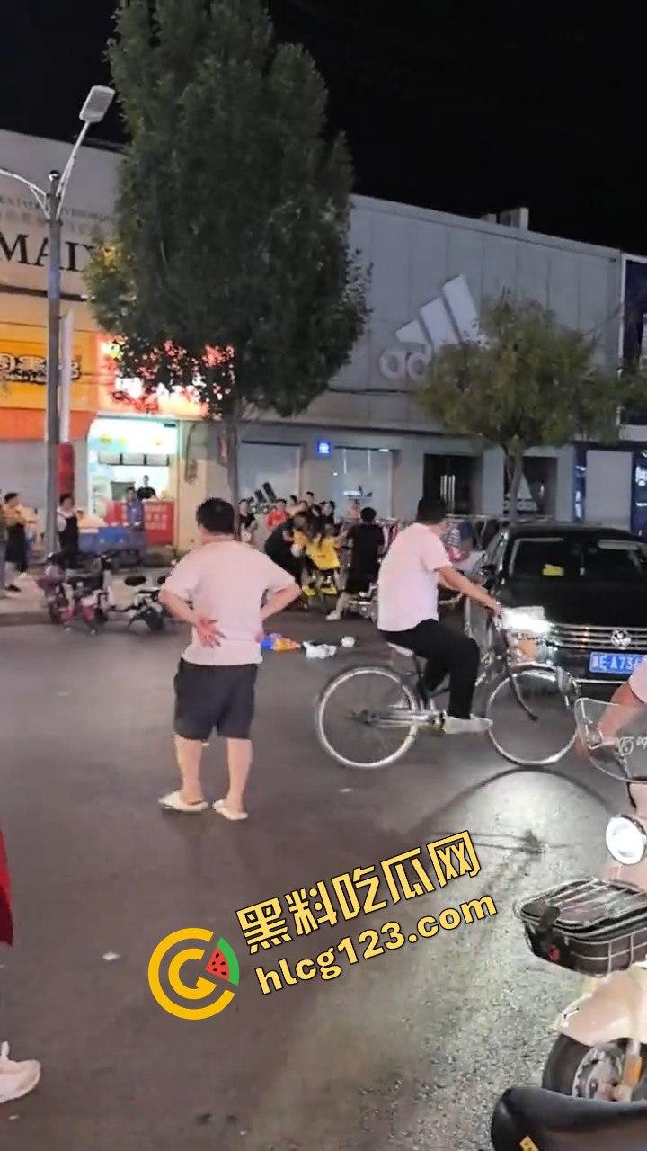 江西某步行街,父亲发现女儿出去鬼混当场跟精神小伙拉扯起来-11