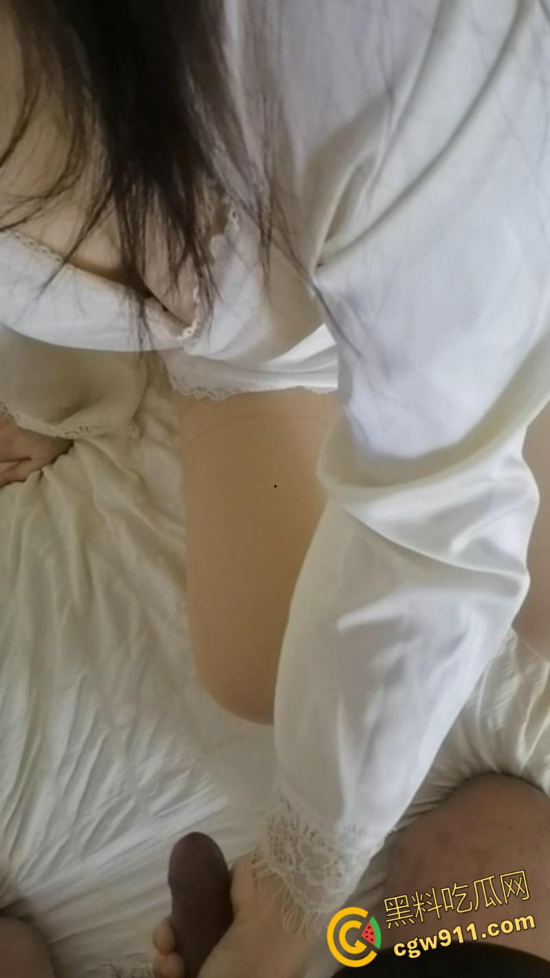 老婆为了挽回出轨的我,,穿上情趣睡衣性感丝袜,深喉口爆乳交调情,女人就应该被调教开发才好玩 !-3